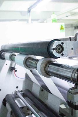 Buon prezzo Rulli di carta rivestiti in PE resistenti all'usura Spessore superficiale 200 u Colla acrilica in linea